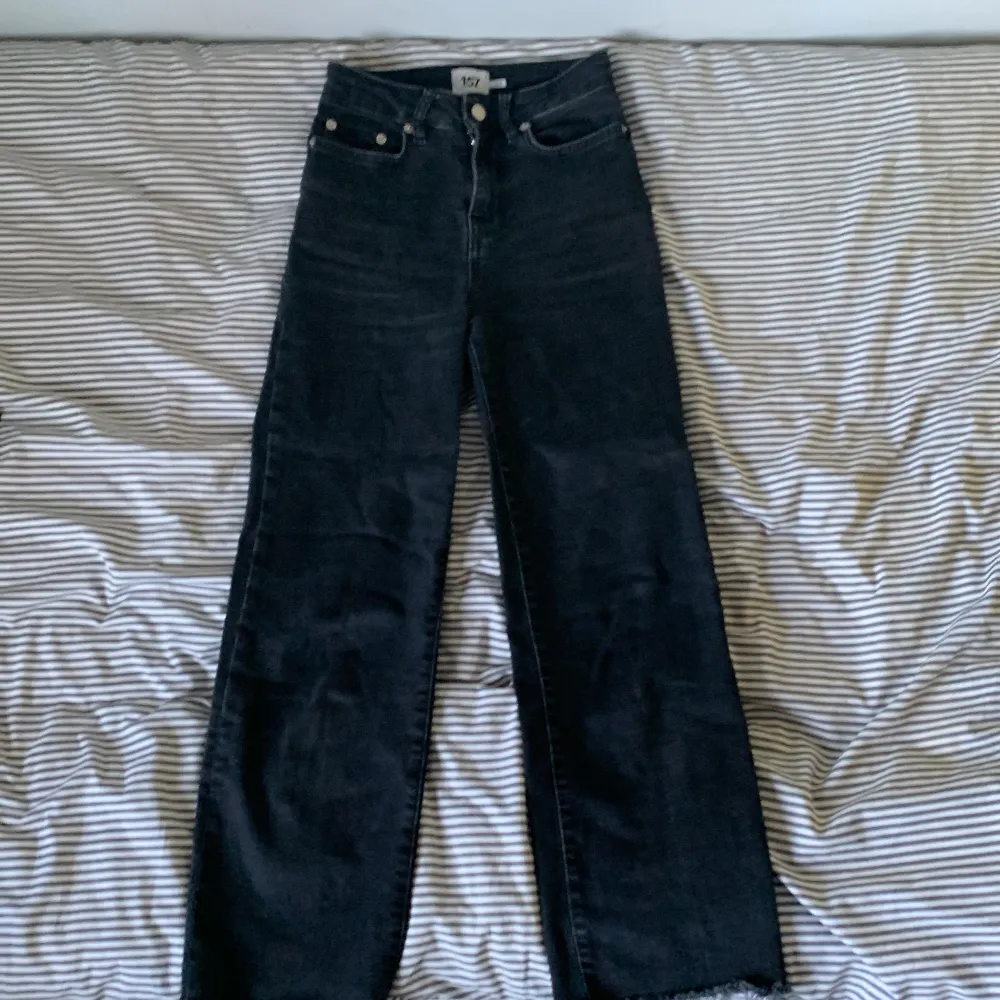 Säljer dessa svarta, vida högmidjade jeans från lager 157. Storlek XXS men jag skulle säga att de även passar XS bra. Skriv privat för mer bilder eller frågor . Jeans & Byxor.