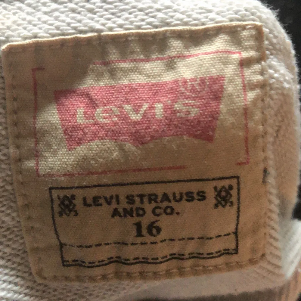 Jag säljer en grå Levis tröja i bra skick. Nypris 699kr mitt pris 40kr.(Jag säljer den så billigt för jag vill få bort den så fort som möjligt)😊. Tröjor & Koftor.
