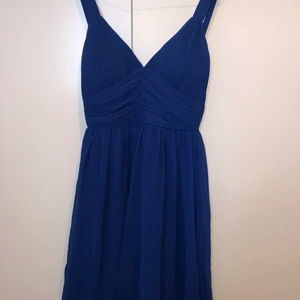 Klänning  - Mörkblå klänning, passar finare tillfällen (kanske till bal, bröllop?). Det är som en inbyggd bh i den. Aldrig använd.