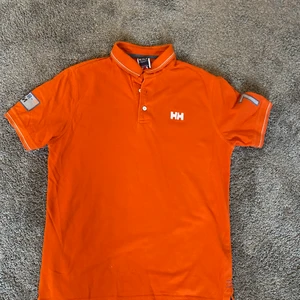 Helly Hansen piké - Nästans helt oanvänd helly hansén piké som säljes pga den har blivit för liten. Den perfekta sommar pikén!