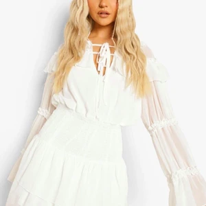 Vit klänning - En klänning från boohoo i storlek s.