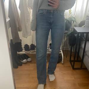 Jättefina jeans från NA-KD i storlek 32, men som passar mig som vanligtvis bär storlek 34!