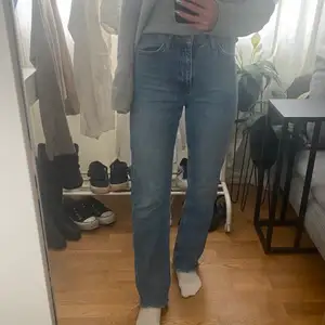 Jättefina jeans från NA-KD i storlek 32, men som passar mig som vanligtvis bär storlek 34!