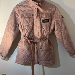 Barbour - En barbour jacka i storlek xxl är själv storlek xs och passade mig jätte fint. Inget fel på den. Har använt några gånger. Köpt på jackie