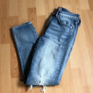 Jeans  - Jeans som endast legat i garderoben i år! Storlek 27 i girlfriend modell! Super fina och vill egentligen inte sälja men de är för små för mig 💔 Oklart vart de är köpta men tror på H&M! Frakt tillkommer eller så kan jag mötas! 