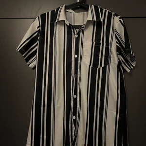 Skjorta med tillhörande shorts storlek S - Härligt set att gå runt i på sommaren. Skönt och svalt material 