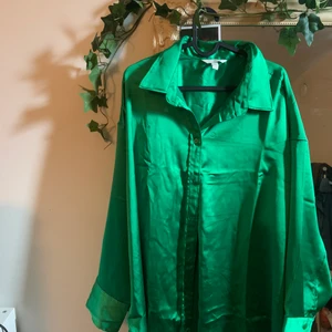 Oversized Grön silkesskjorta - Färgglad skjorta. Använd 2 gånger. Frakt ingår i priset.