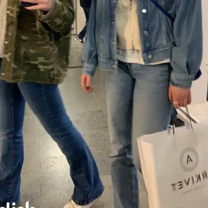 Lågmidjade jeans - Säljer nu mina fina lågmidjade Botcut från Zalando. Dem är uppsprättade ner till som du ser på sista bilden för ja vill ha det längre och det blev väldigt fint! Storleken är 28/32