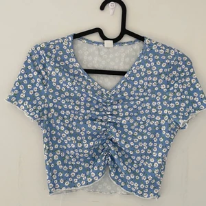 Blommig tröja  - Säljer denna toppen/tröjan som har ett blommönster, säljer den då den ej kom till användning och inte är min stil. Stl 164/14Y. Köparen står för frakten som ligger på 24kr 🧡(tröjan är från Shein)