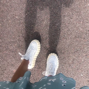 Eytys Oracle Tumbled white - Eytys Oracle Tumbled white i fint skick! Rengörs mer vid köp då sulan är lite smutsig, annars inga märkvärdiga slitage :)   Nypris 2.2k     Skriv för mer bilder/frågor 🥰 