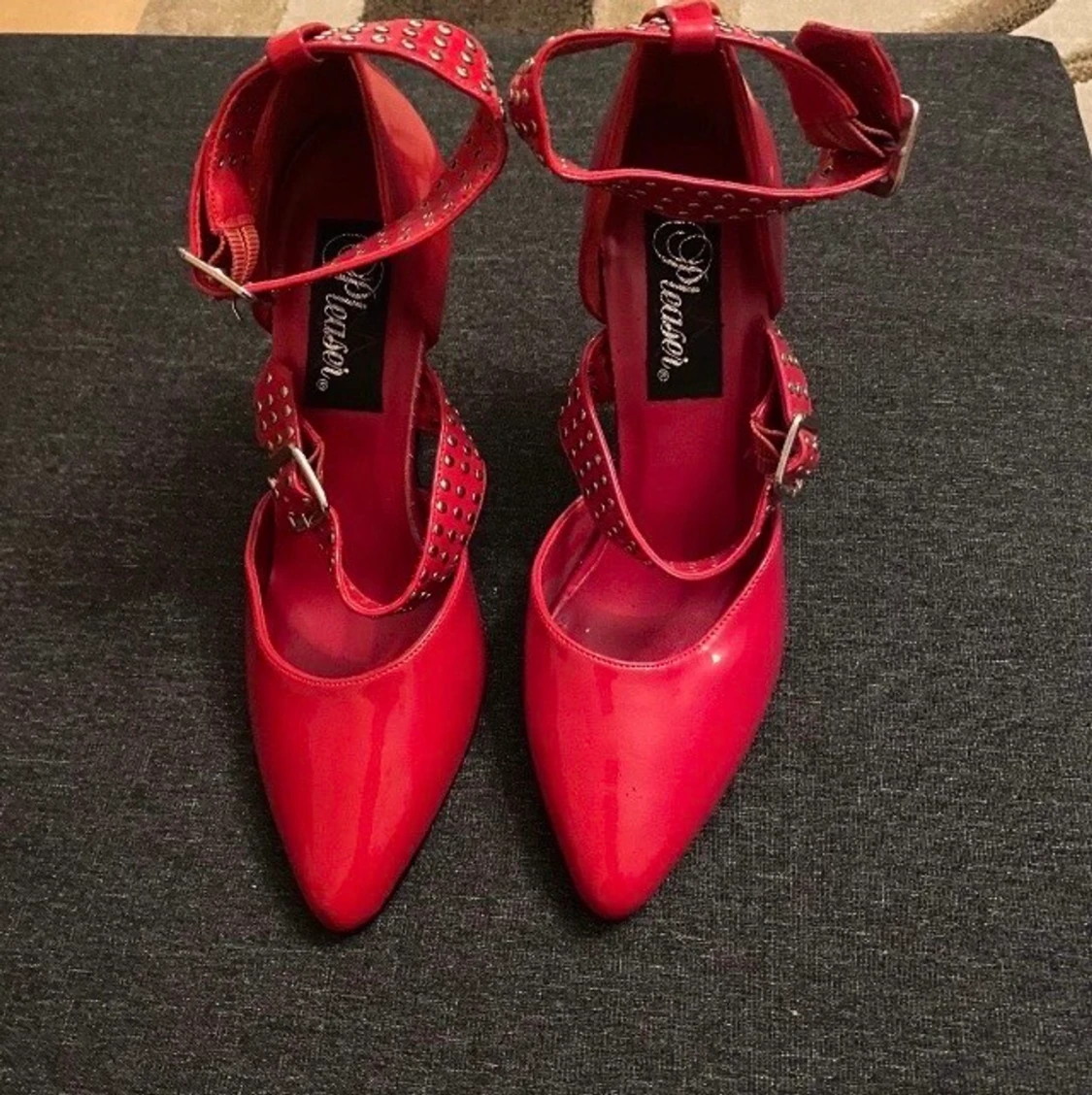Röda klackskor med nitar 