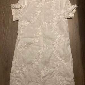 säljer denna jätte gulliga vita klänningen från zara, då den aldrig riktigt kommit till användning. den är i nyskick och är i storlek xs. skriv gärna vid funderingar eller så💓kan tänka mig sälja den för ett lägre pris!