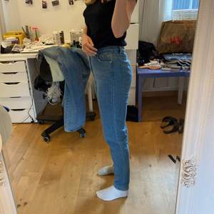 Jeans från bohoo som har ett insytt elastisks band så de passar de flesta i midjan, är storlek 38 men passar då mig som är en 36