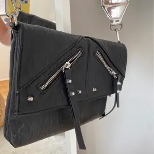 Säljer as cool väska!! Nypris 500kr, kan möta upp och kan frakta 💘 Kontakta för fler bilder på den! 😚 ( svart växband ) 