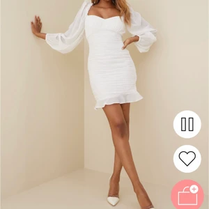 Vit studentklänning, storlek 36 (helt ny oanvänd) - En vit helt ny oanvänd klänning!! Orginalpriset på klänningen ligger på 479 kr.