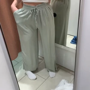 Gröna linnebyxor  - Jättefina och jättesköna linnebyxor i ljusgrön färg från Gina Tricot! Sitter super bra på mig som är 170 lång! Sparsamt använda och i fint skick! Är däremot just nu rätt skrynkliga men kan lätt strykas till 😁💕