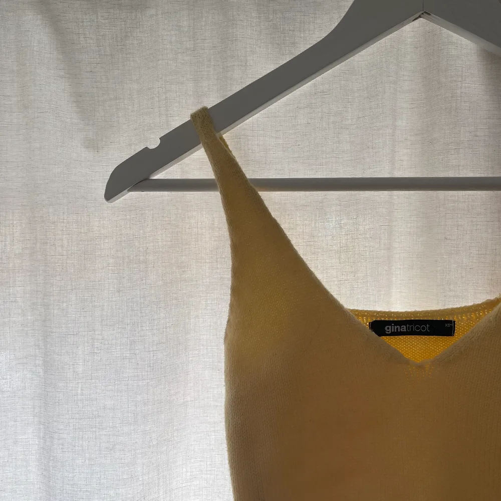 somrigt gult linne från ginatricot i bra skick! strl xs. köpte för 299kr, säljer för 75kr + frakt❣️. Toppar.