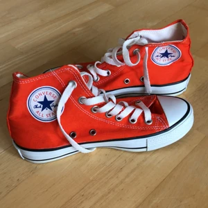 Converse strl. 37 - Superfina, rena och näst intill helt oanvända converse, själv aldrig använda då de är för små för mig. Köpta i en second hand affär så vet inte om de är äkta, men ser precis ut som äkta! ✨frakt ingår i priset✨
