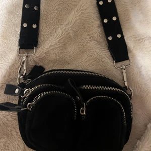 Väska - Säljer nu min jätte fina Gina tricot väska, säljer på grund utav att den aldrig kommer till användning . Jätte fint skick 💗