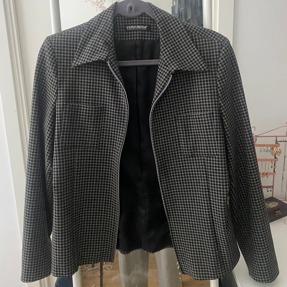 Vintage Vero Moda Premium jacka / väst som är perfekt för hösten. Kvaliteten på denna ”lätta” jackan är top notch (vintage kvalité är vanligtvis bättre) då jag köpte denna secondhand från en äldre dam. Första bilden är lite blurrig pga mönstret. Jackor.