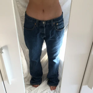 Levi’s jeans - Säljer nu dessa RIKTIGA baggy Levis jeans. De är i nytt skick och säljs på grund av att jag gillar de i mörkare blå! Är 163 cm!