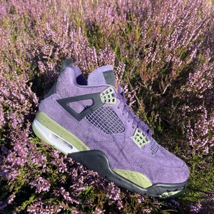 Air Jordan 4 ”Cayon Purple” - Tja, fick dessa på retail och har nu fått dom inhand, problemet är att dom inte är min storlek och jag kan inte använda dom.  Storlek är 40,5 och dom är helt nya. Skorna funkar till både tjejer och killar  Finns i Jönköping eller fraktas 100kr över retail