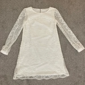 Ida Sjöstedt Klänning  - En super söt Ida Sjöstedt klänning som från början va tänkt som en konfirmationsklänning men blev inte av. Klänningen är i mycket bra sick och inga tydliga defekter. Skriv ifall du har några frågor❤️‍🔥❤️‍🔥