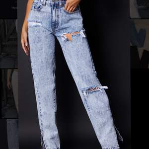 Säljer ett par mid washed jeans med slits på både benen, köpta på Prettylittlething för 360kr, använda ändats 1 gång.