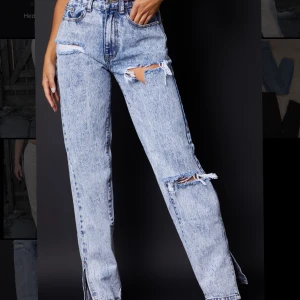 Jeans med slits - Säljer ett par mid washed jeans med slits på både benen, köpta på Prettylittlething för 360kr, använda ändats 1 gång.