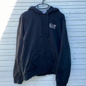 EA7 Armani Hoodie - Tröjan är använd men har inga fläckar eller liknande. Storleken är M men passar nog även bra om man har S. Frakt 66kr eller kan mötas i Östersund
