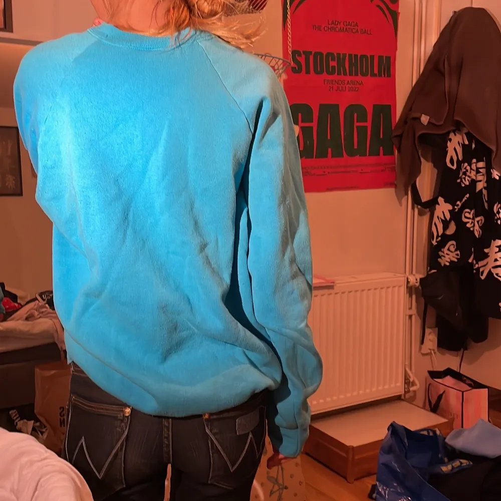 En blå skön oversized sweatshirt från secondhand, möts upp och fraktar!. Tröjor & Koftor.