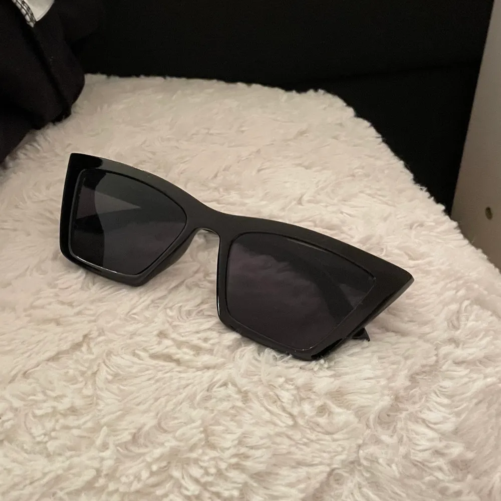 Jättecoola solglasögon från Monki i modellen ” square cat eye” helt nya köptes för några veckor sedan! Nypris 130kr. Man får även med påsen som hör till! Hör av dig om du har några frågor eller är intresserad 💕. Accessoarer.