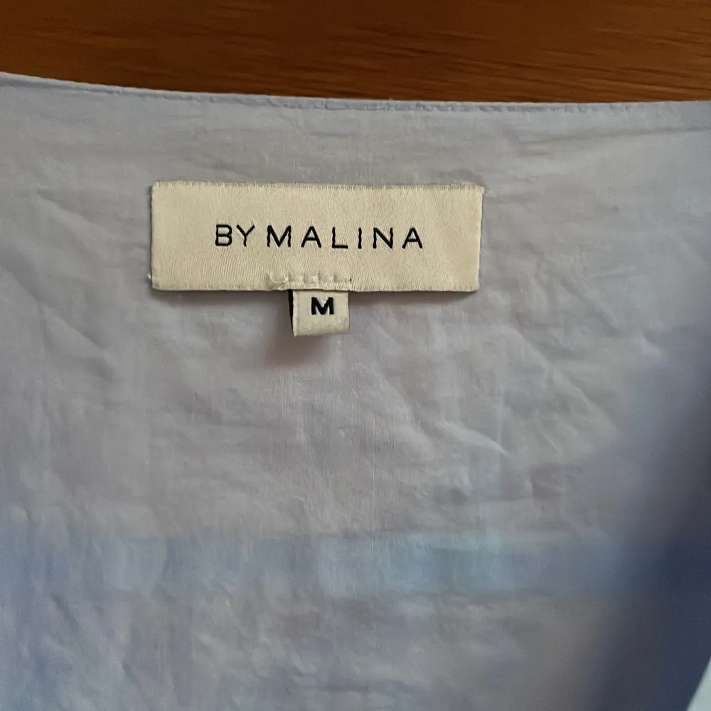 Ljusblå klänning från By Malina stl M. Dragkedja på sidan och knytband runt midjan. Kan skickas mot fraktkostnad . Klänningar.