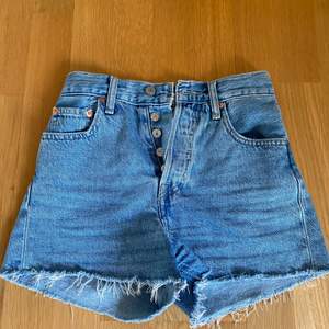 Säljer mina Levis shorts i W24. Köpta för 650 kr och köparen står för eventuell frakt. Knappt använda och köpta denna säsong.