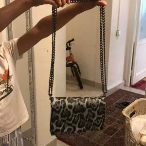 En hand väska från Gina tricot