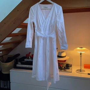 By Malina  - Vit klänning från By Malina stl M, använd ca 4 tillfällen. Pris 400kr  Kan skickas mot fraktkostnad 