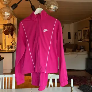 Helt ny oanvänd rosa tracksuit ifrån Nike. Nypris 750. 
