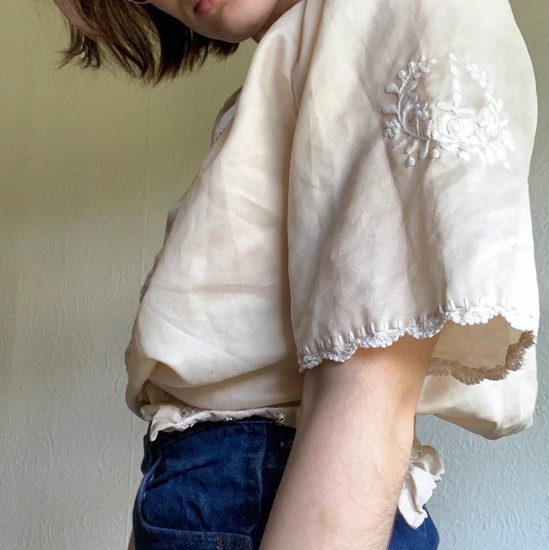 En blus med broderi - 90