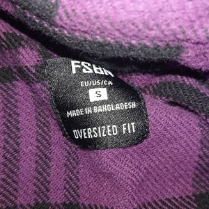 Los angels skjorta - Ja köpte den inte länge sen men jag har inte använt den ute bara haft den ett par gånger inne, ja gillade inte den så det ör därför ja säljer den