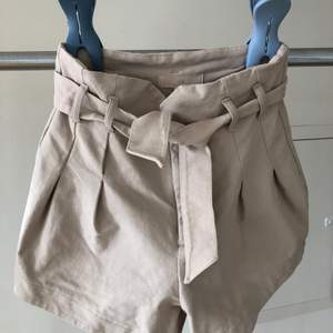 H&M beiga shorts 🩳 stretch stl XS med fina detaljer🧵 knappt använda👍🏻 