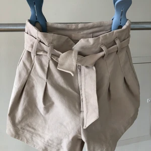 H&Mbeiga stretch shorts stl XS - H&M beiga shorts 🩳 stretch stl XS med fina detaljer🧵 knappt använda👍🏻 
