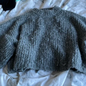 Stickad tjocktröja - Grå stickad tjocktröja som är mysig att använda på vintern. Bomulls material ungefär. Använd bara under 3 månader ungefär och sen bara legat i garderoben. Är i väldigt fint skick. Köpt från ginatricot i storleken xxS. Kostar 150kr+frakt.