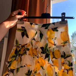 Kjol  - Jättefin sommarkjol med citroner på.  Storlek 6 från BOOHOO