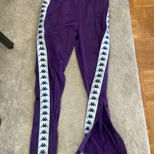 Small Lila kappa träningsbyxor  - Knappt använda lila kappa byxor bra passform runt midjan och väldigt sköna  ( frakt ingår inte)