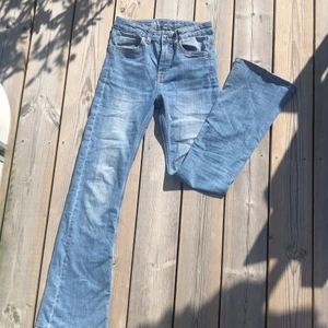 Bootcut jeans  - Midwaist bootcut jeans! Säljer pga att de är för små för mig, inte så använda. Finns även i svart som ni ser på sista bilden, samma modell och märke på båda. En av de för 50 båda för 80!