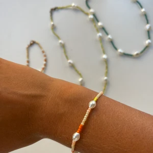 Armband/halsband  - Armband och halsband om du önskar någon speciell design så säg till pris är mellan 50-100 beroende på om det är halsband eller armband och vad du väljer för design.