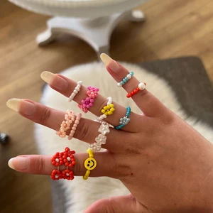 Ringar  - Handgjorda ringar, aldrig använda, gör i olika storlekar och färger. Blommor 25kr/st bara pärlor 15kr/st 