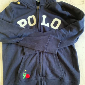 Polo zip hoodie - Säljer denna polo zip hoodien med små broderier på. Den är använd ett fåtal gånger. Säljer denna då den inte kommer till användning. Den är liten i storleken och är i storlek 16 år (amerikansk storlek). Säljer för 150kr+ frakt😻