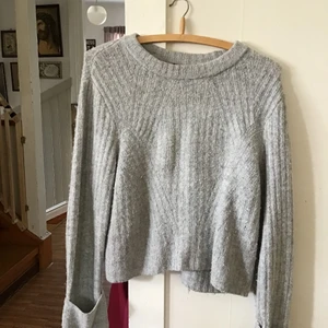 Grå stickad tröja  - Mysig tröja i kortare modell från hm i storlek M💕 Pris går att diskutera!😃