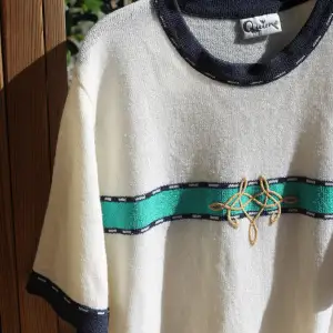 Säljer denna ”unika” kortärmade tröja. Köptes från SELPY men blev inte tillräckligt använd.. Den är från det danska märket Quimo. Passar dem med storlek XS-S. 